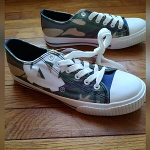 North Carolina Targeels NCAA Women's Camo Low Top Canvas Sneakers Shoes Size 8